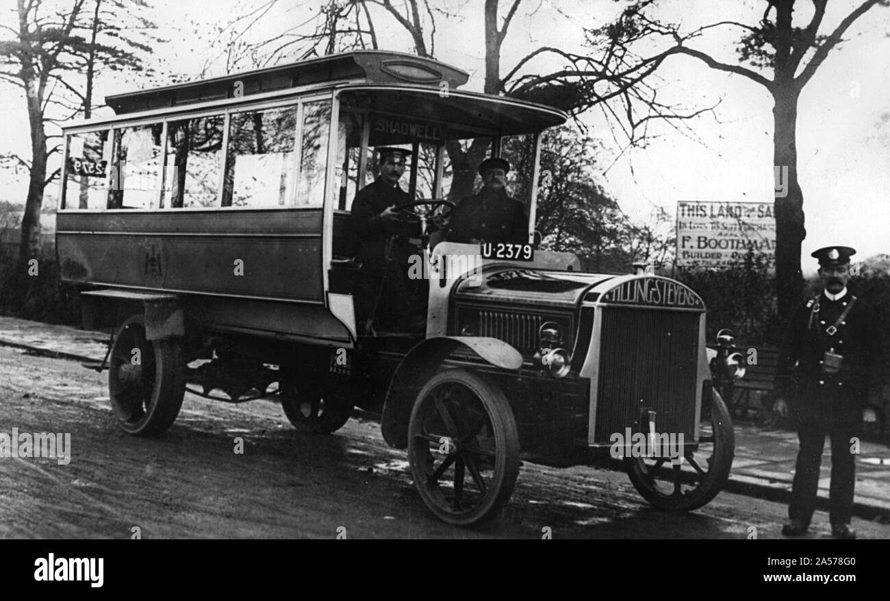 1913 coltivando - Stevens TTA2 elettrico benzina omnibus. Foto Stock