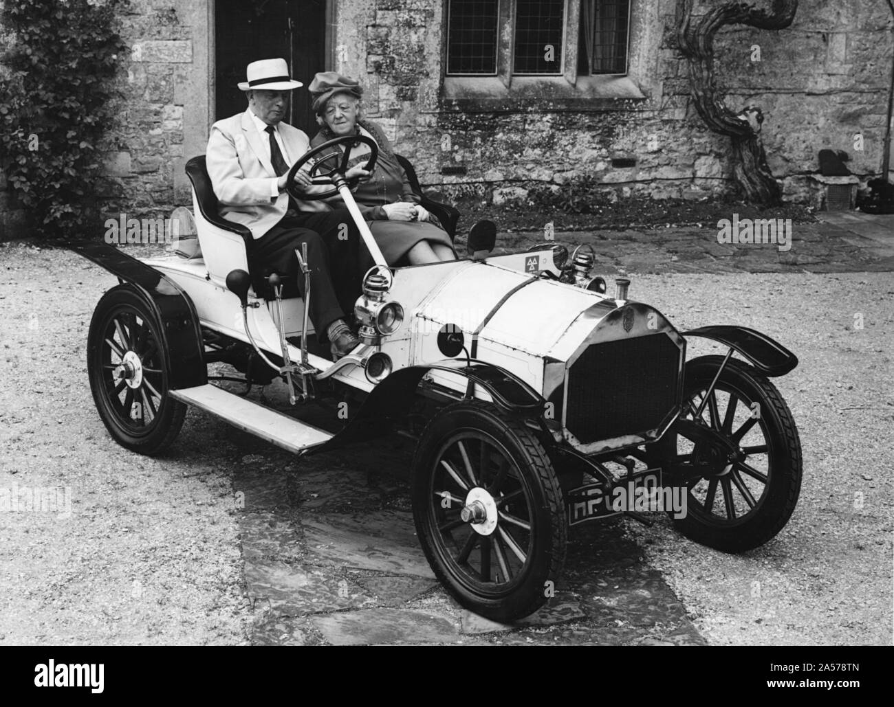 1909 Humber 8HP, Margaret Rutherford e suo marito Stringer Davis. Foto Stock