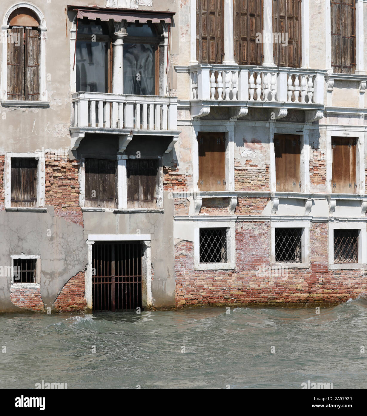 Palazzo Vecchio e il gate sulle acque del Canal Grande a Venezia Italia Foto Stock