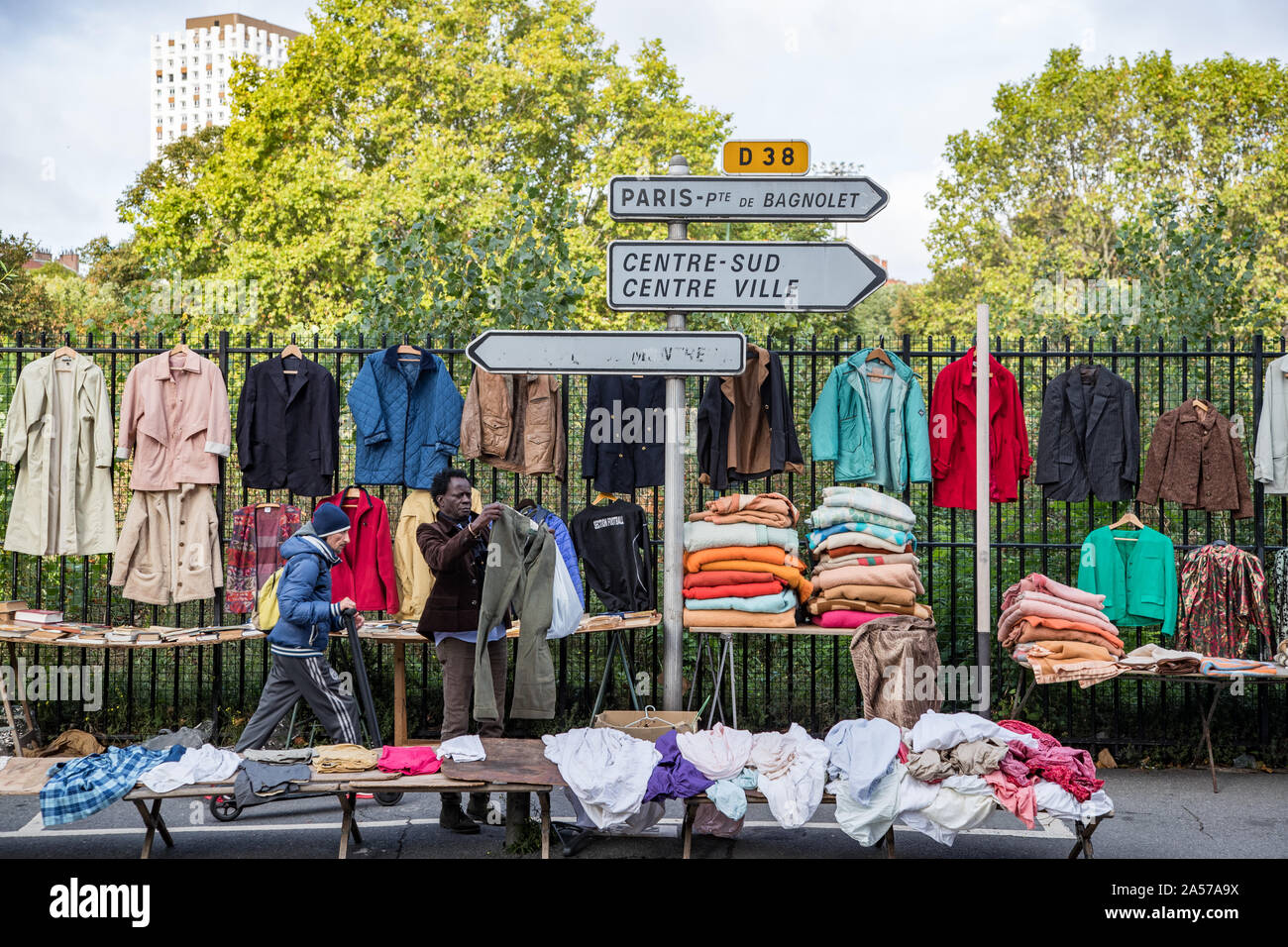 Parigi, Francia - 30 settembre, 2019: People shopping per bargins a Montreuil mercatino delle pulci. Uno dei più antichi mercatini delle pulci nella capitale. È Foto Stock