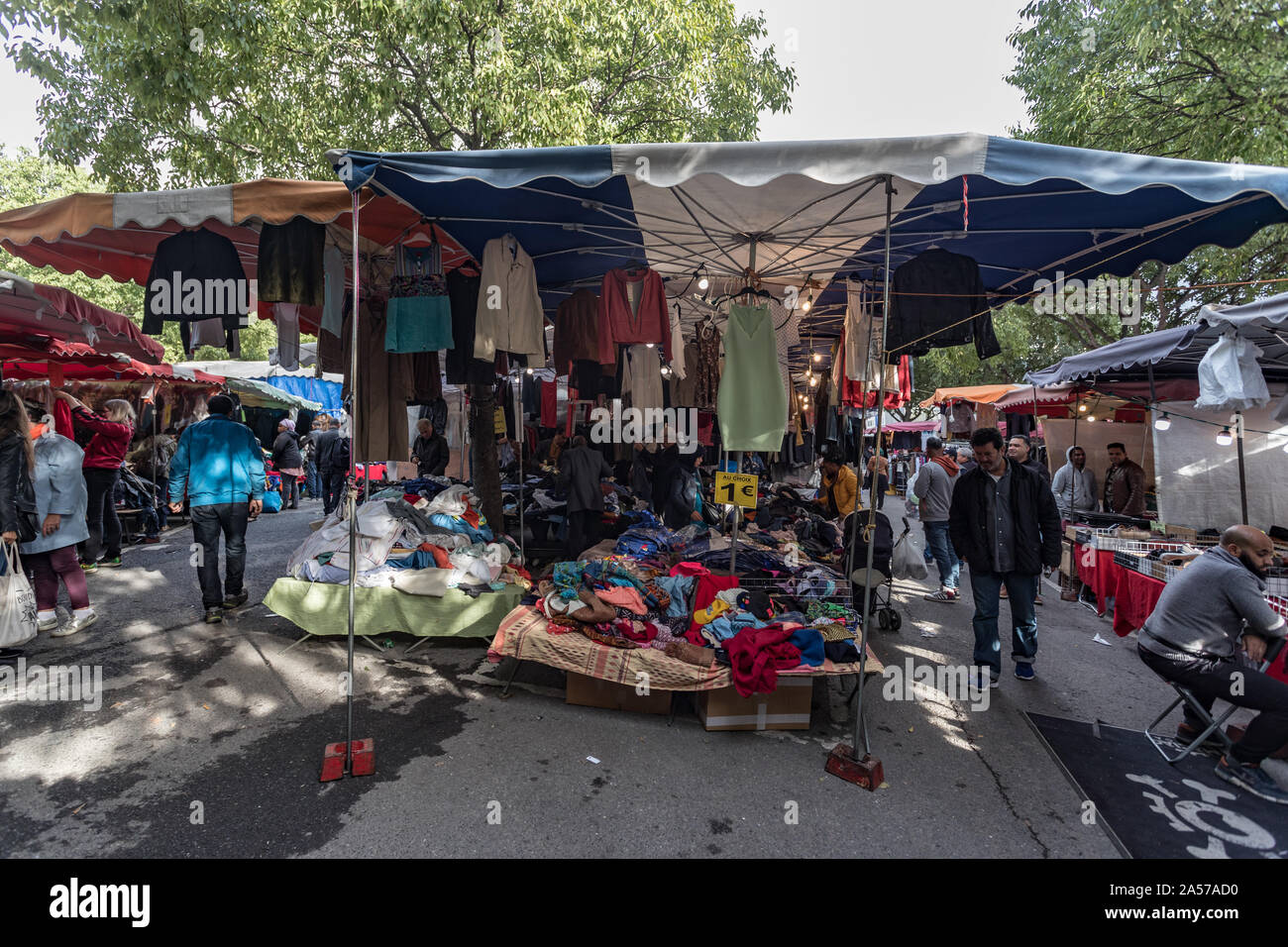 Parigi, Francia - 30 settembre, 2019: People shopping per bargins a Montreuil mercatino delle pulci. Uno dei più antichi mercatini delle pulci nella capitale. È Foto Stock