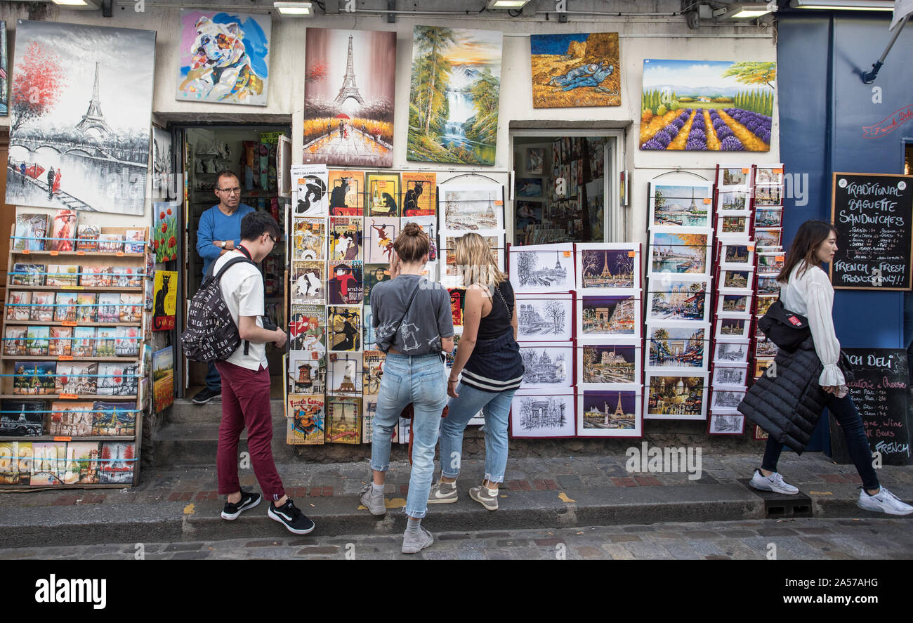 Parigi, Francia - 30 settembre, 2019: turisti shopping per cartoline d'epoca nell'area turistica di Montmartre a Parigi Foto Stock