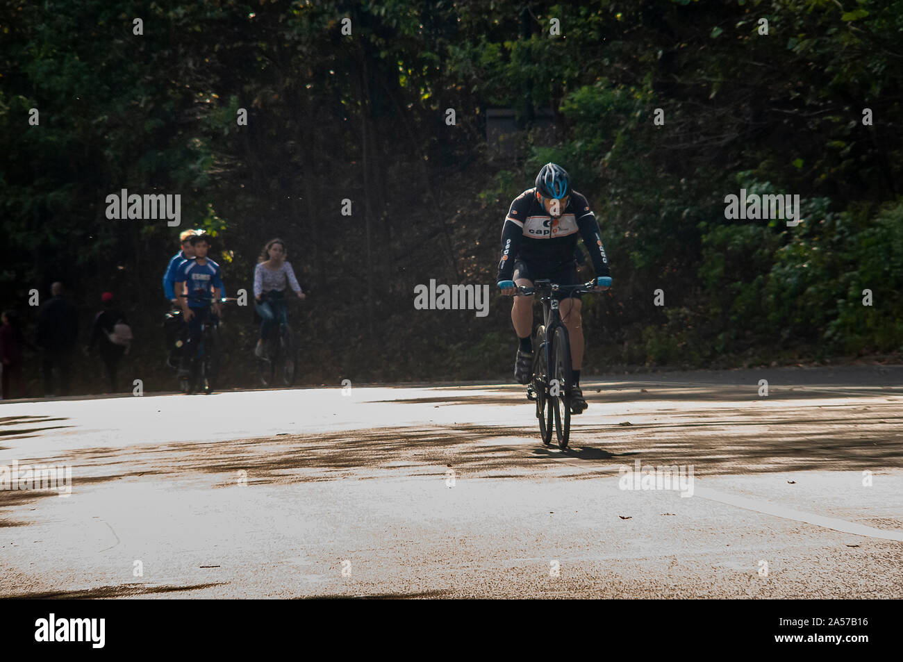 Andare in bici nella Central Park di New York di domenica 13 ottobre, 2019. (© Richard B. Levine) Foto Stock