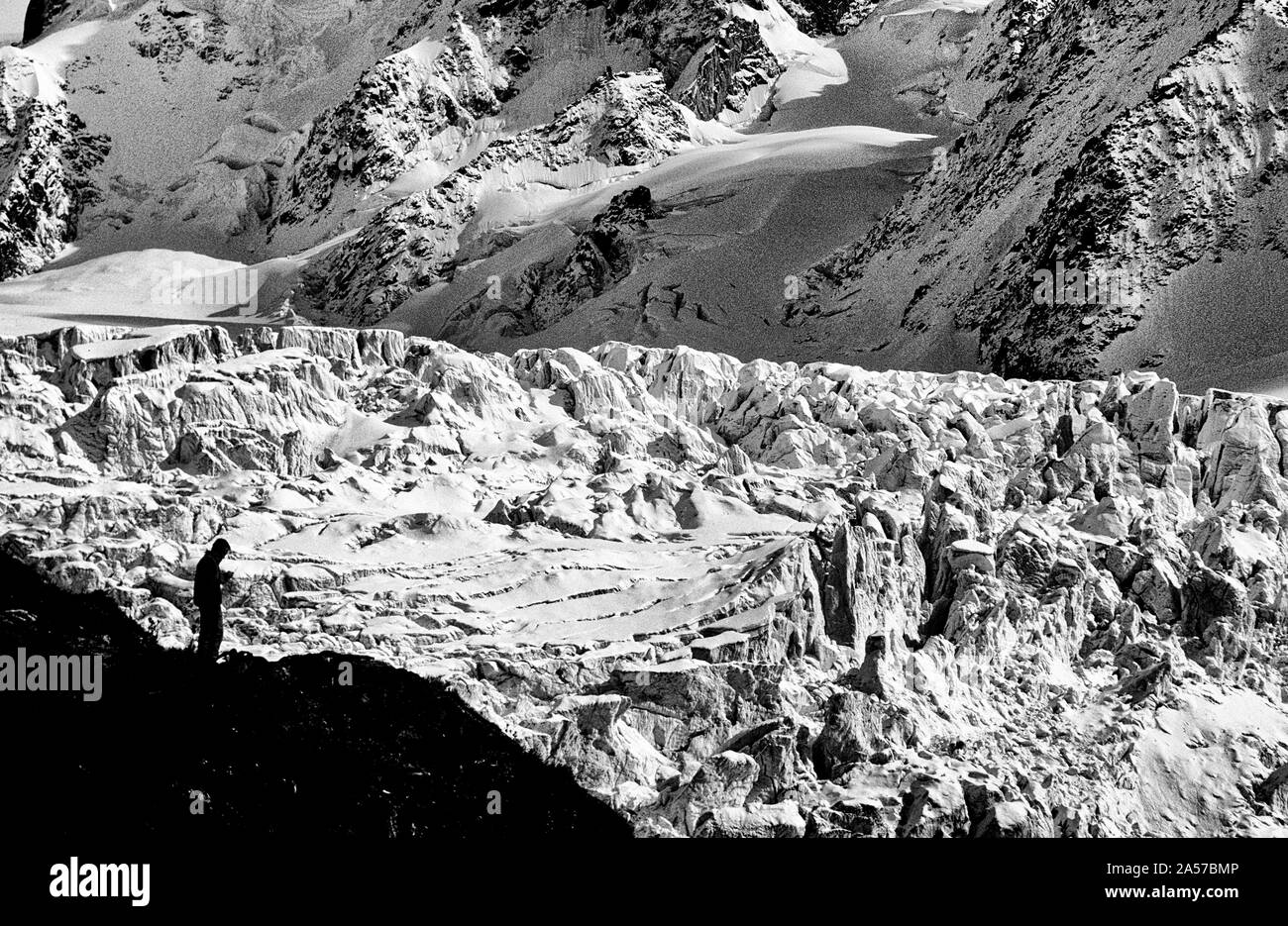 Un trekker stagliano contro il ghiacciaio di Le Tour ghiacciaio vicino a Chamonix nelle Alpi francesi Foto Stock