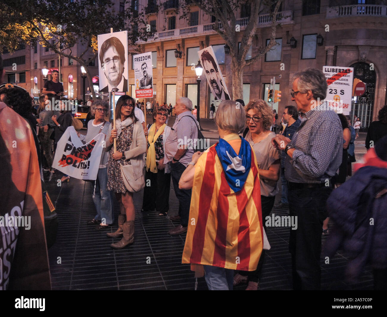 Il catalano pacifici manifestanti separatista Foto Stock