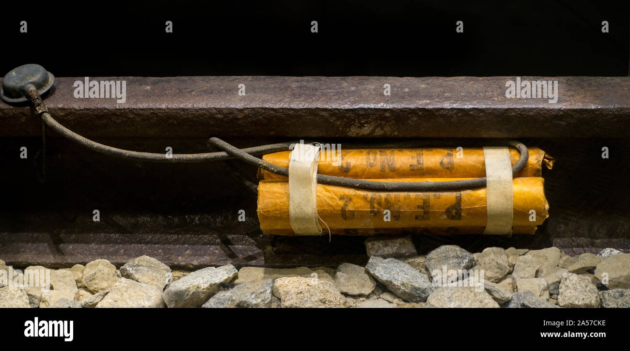 WW2 PE Britannico No.2 / PE2 dynamite stick bundle e detonatore fissato al binario ferroviario dalla resistenza francese durante la Seconda guerra mondiale per far deragliare il treno Foto Stock