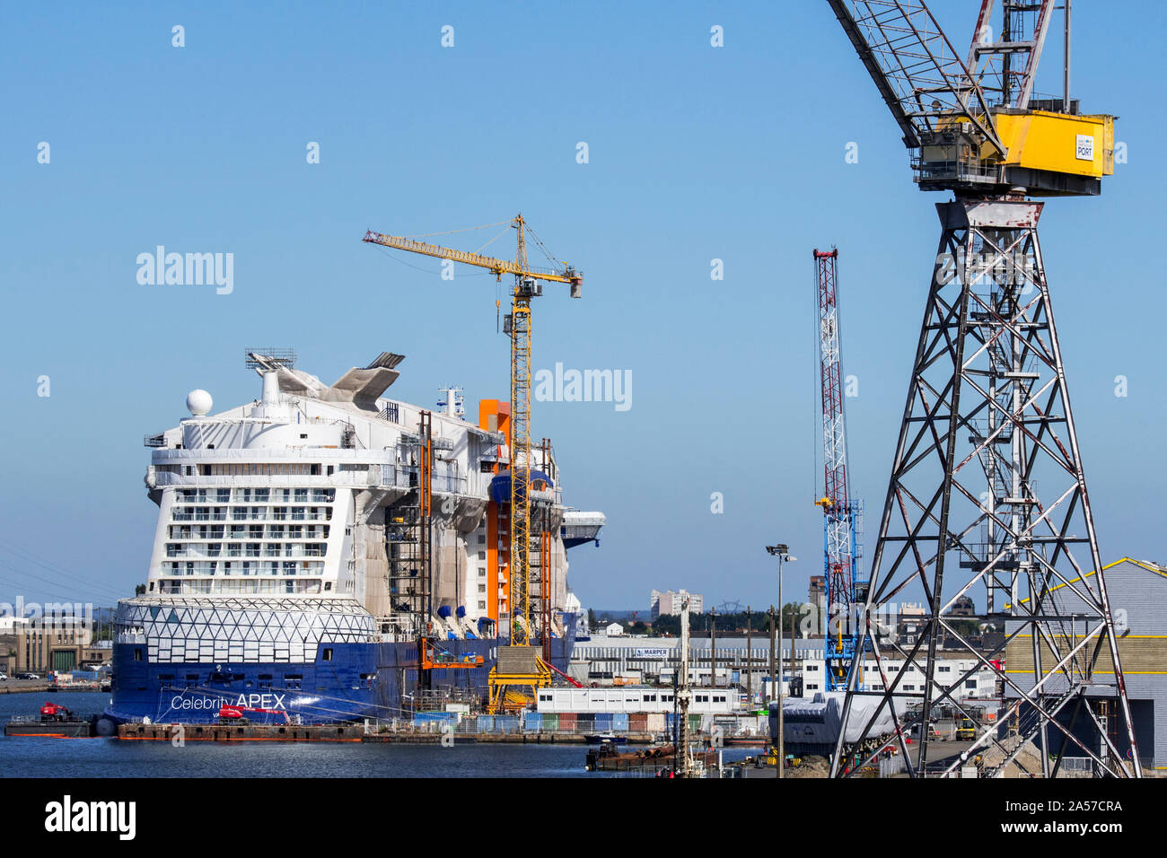 Costruzione della celebrità di APEX nave da crociera al Chantiers de l'Atlantique, cantiere navale nel porto di Saint-Nazaire, Loire-Atlantique, Francia Foto Stock