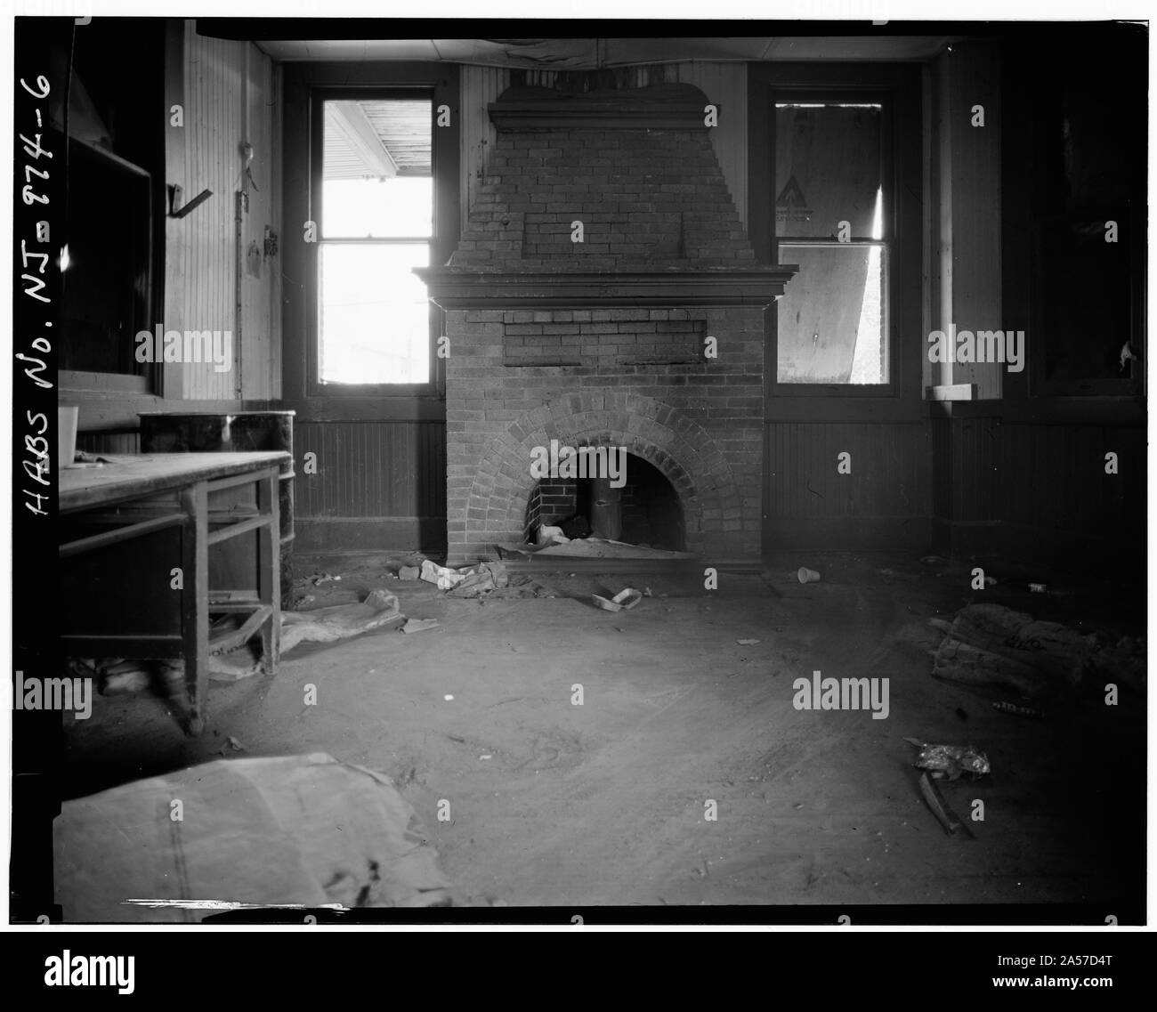 Sala di attesa, parete est, camino dettaglio - Raritan Railroad Station, Sanford Street, New Brunswick, Middlesex County, NJ Foto Stock