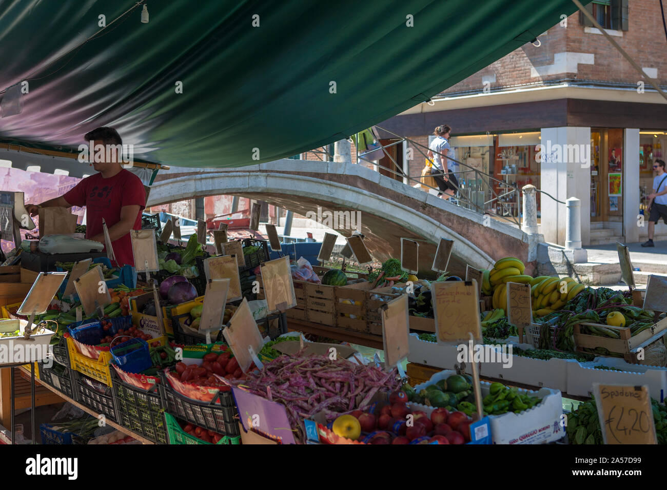 La frutta e la verdura in stallo su una chiatta dal Ponte dei Pugni, Rio de San Barnaba, Dorsoduro, Venezia, Italia Foto Stock