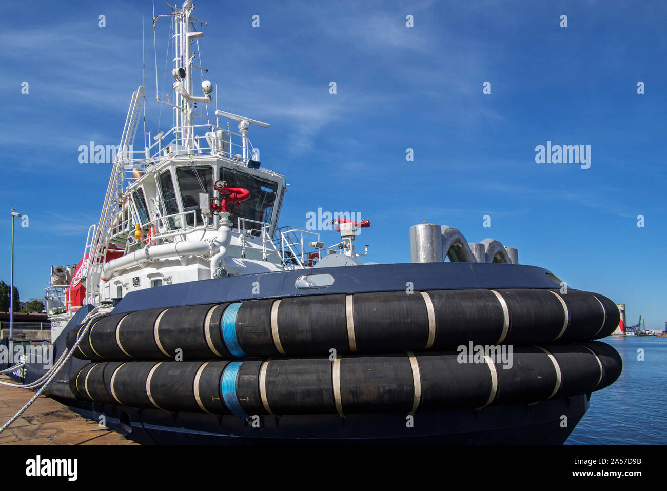Il francese rimorchiatore VB Mirage che mostra grande rimorchiatore parafanghi ormeggiata nel porto di Saint-Nazaire, Loire-Atlantique, Francia Foto Stock