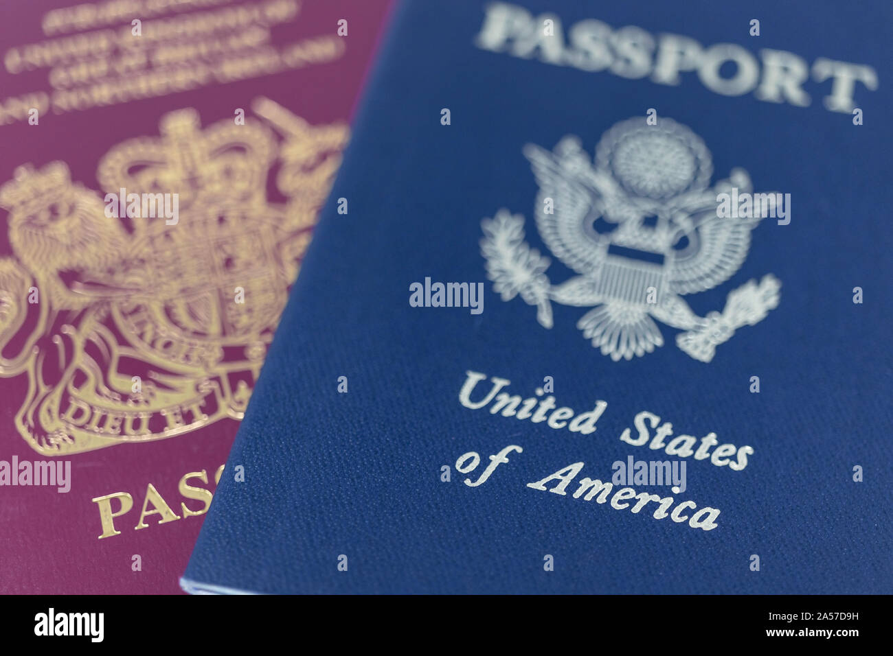 London / UK - 9 Ottobre 2019 - UK e US passaporti, estrema closeup macro con una profondità di campo ridotta Foto Stock