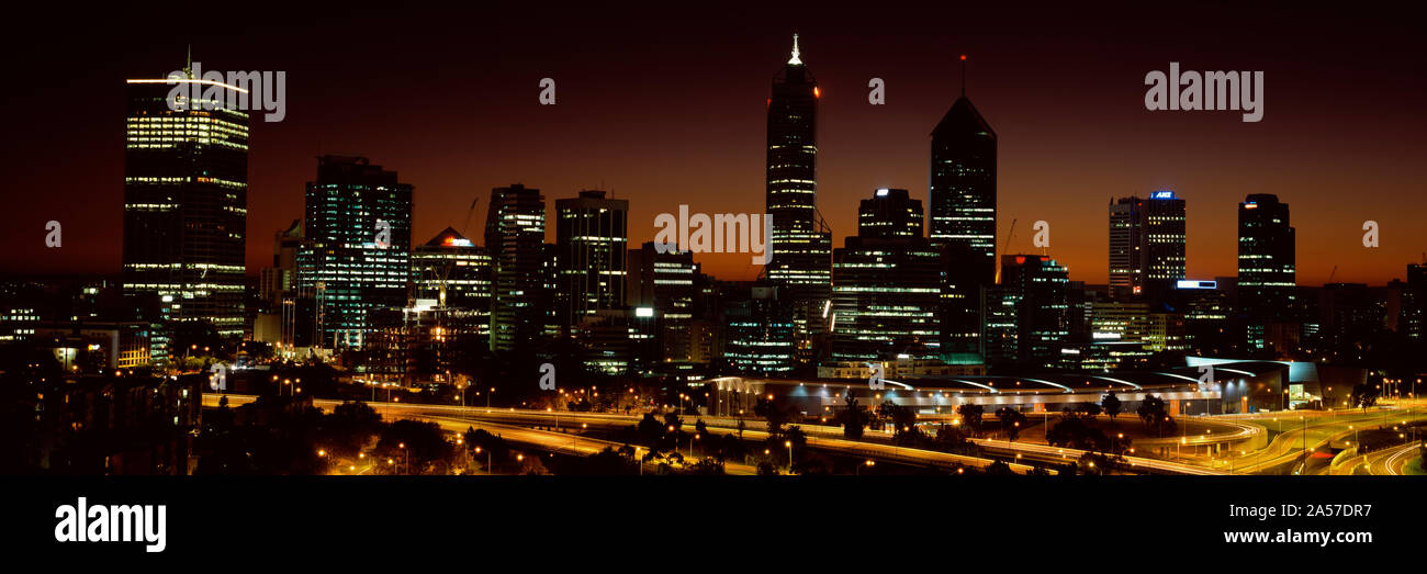 Edifici illuminati fino all'alba, Perth, Australia occidentale, Australia Foto Stock