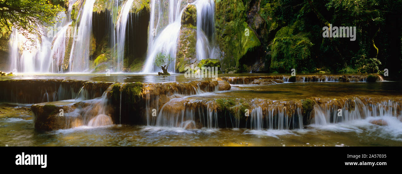 Cascata in una foresta, Cuisance cascata, Giura, Franche-Comte, Francia Foto Stock