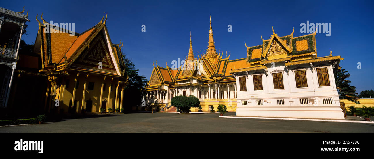 Palazzo in una città, Palazzo Reale di Phnom Penh, Cambogia Foto Stock