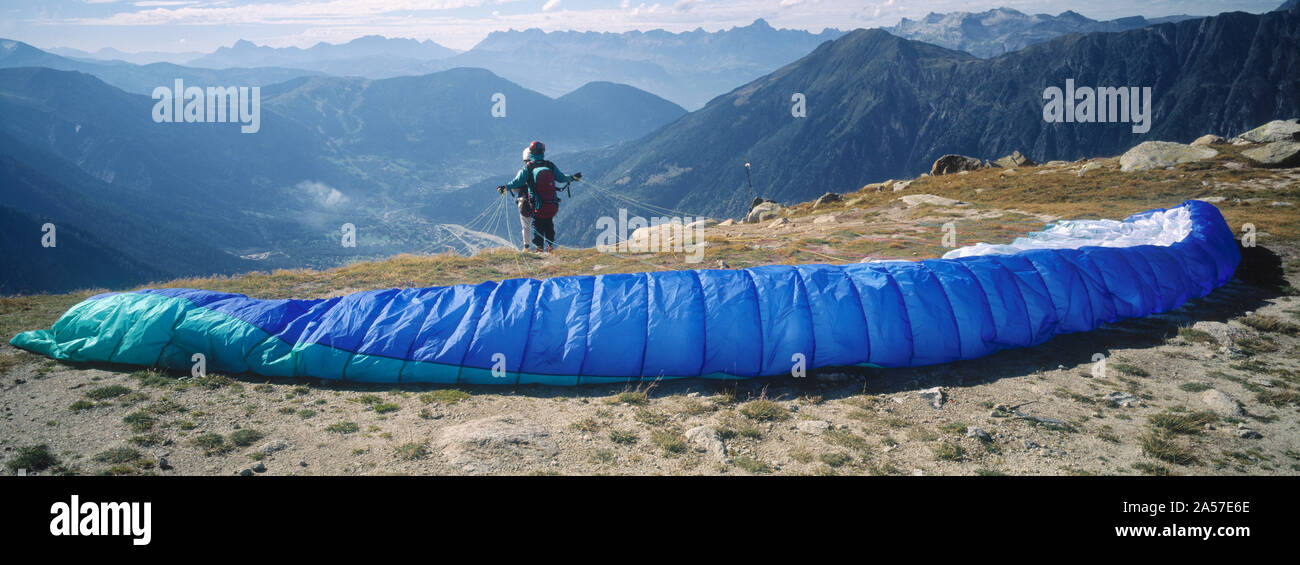 Parapendio prepara per iniziare, Mont Blanc, Chamonix Alta Savoia, Rhone-Alpes, Francia Foto Stock