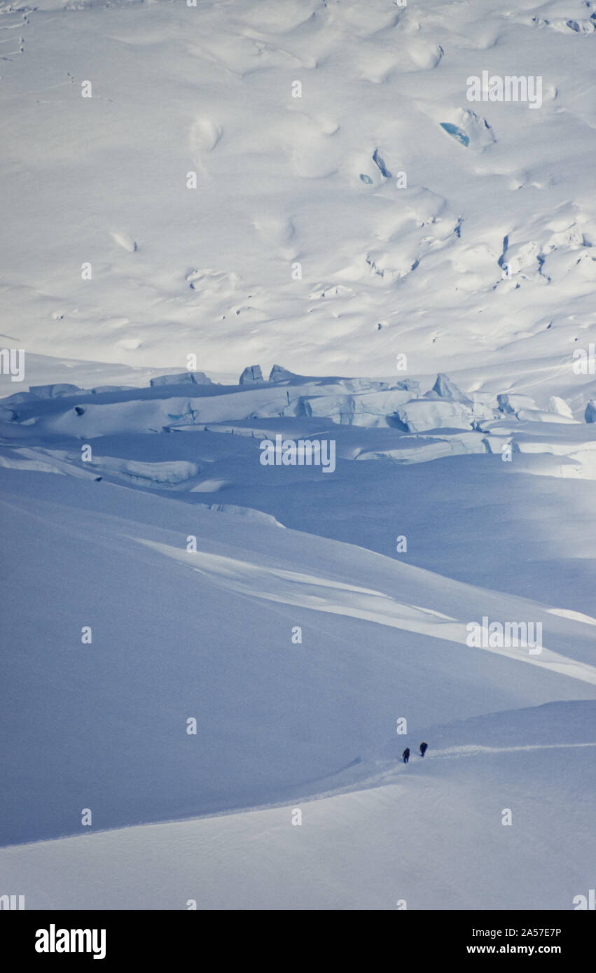 Le figure degli scalatori tra i nevai alta nelle Alpi francesi Foto Stock
