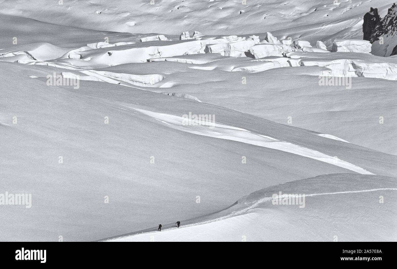 Le figure degli scalatori tra i nevai alta nelle Alpi francesi Foto Stock