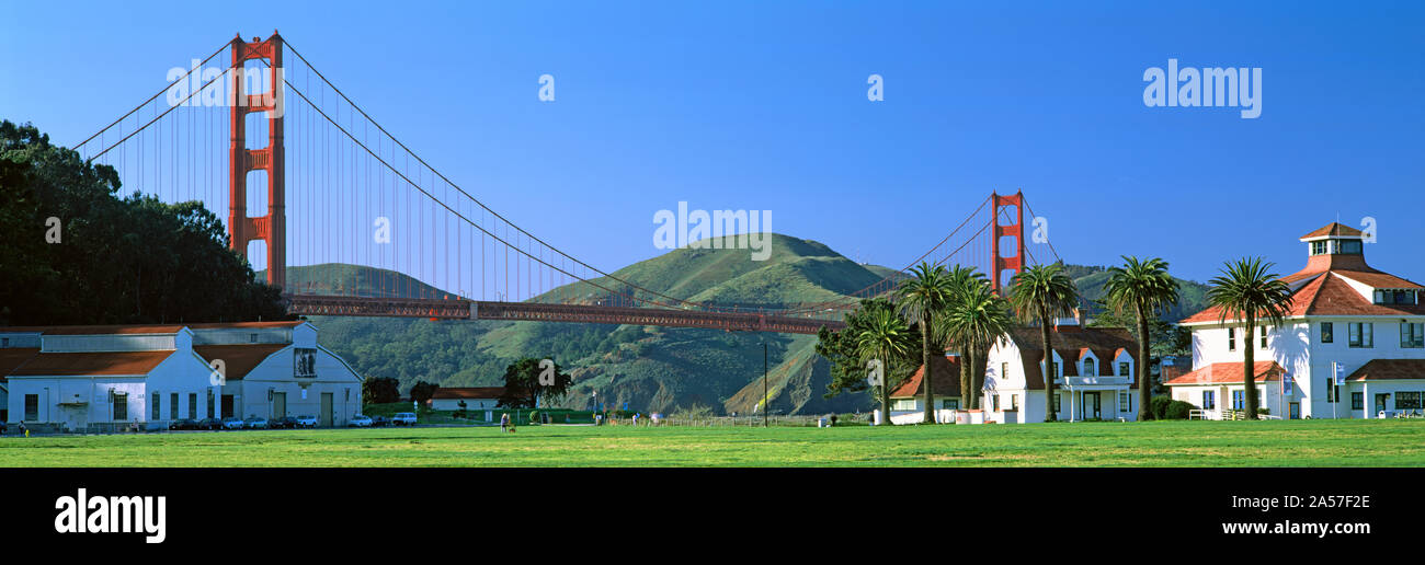 Bridge visto da un parco Golden Gate Bridge, Crissy Field, San Francisco, California, Stati Uniti d'America Foto Stock