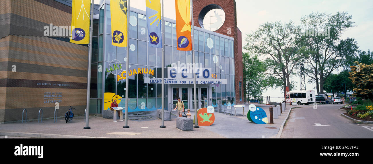 Bandiere di fronte ad un edificio, ECHO Lake Aquarium e Science Center, il lago Champlain, Burlington, Vermont, USA Foto Stock