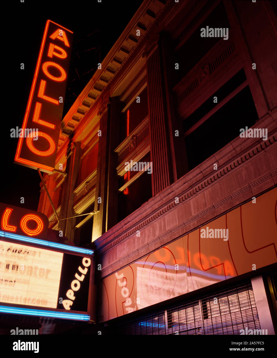 Basso angolo di visione di un teatro illuminata di notte, Teatro Apollo di Harlem, Manhattan, New York City, nello Stato di New York, Stati Uniti d'America Foto Stock
