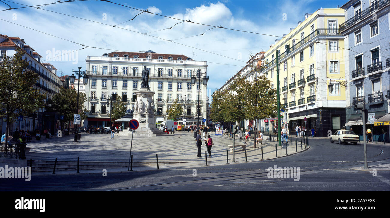 Edifici ad una piazza cittadina, Praca Luis de Camoes, Chiado, Lisbona, Portogallo Foto Stock