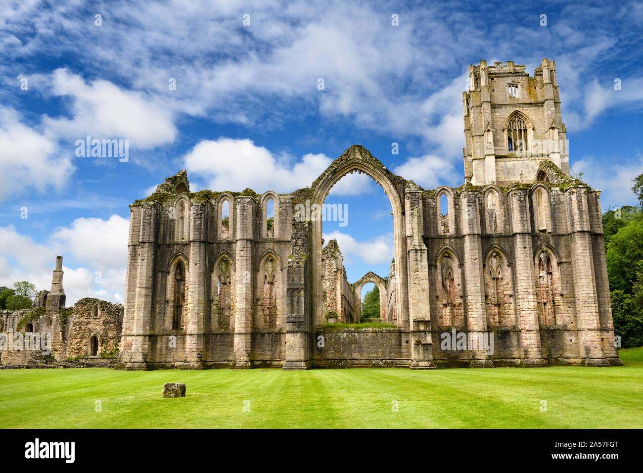 La Chapter House e Fountains Abbey monastero cistercense chiesa dalla cappella di altari attraverso la navata centrale con torre Nord Yorkshire Inghilterra Foto Stock