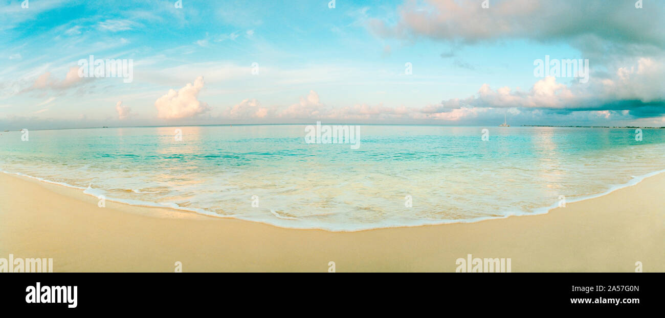 Onde sulla spiaggia, Seven Mile Beach, Grand Cayman, Isole Cayman Foto Stock