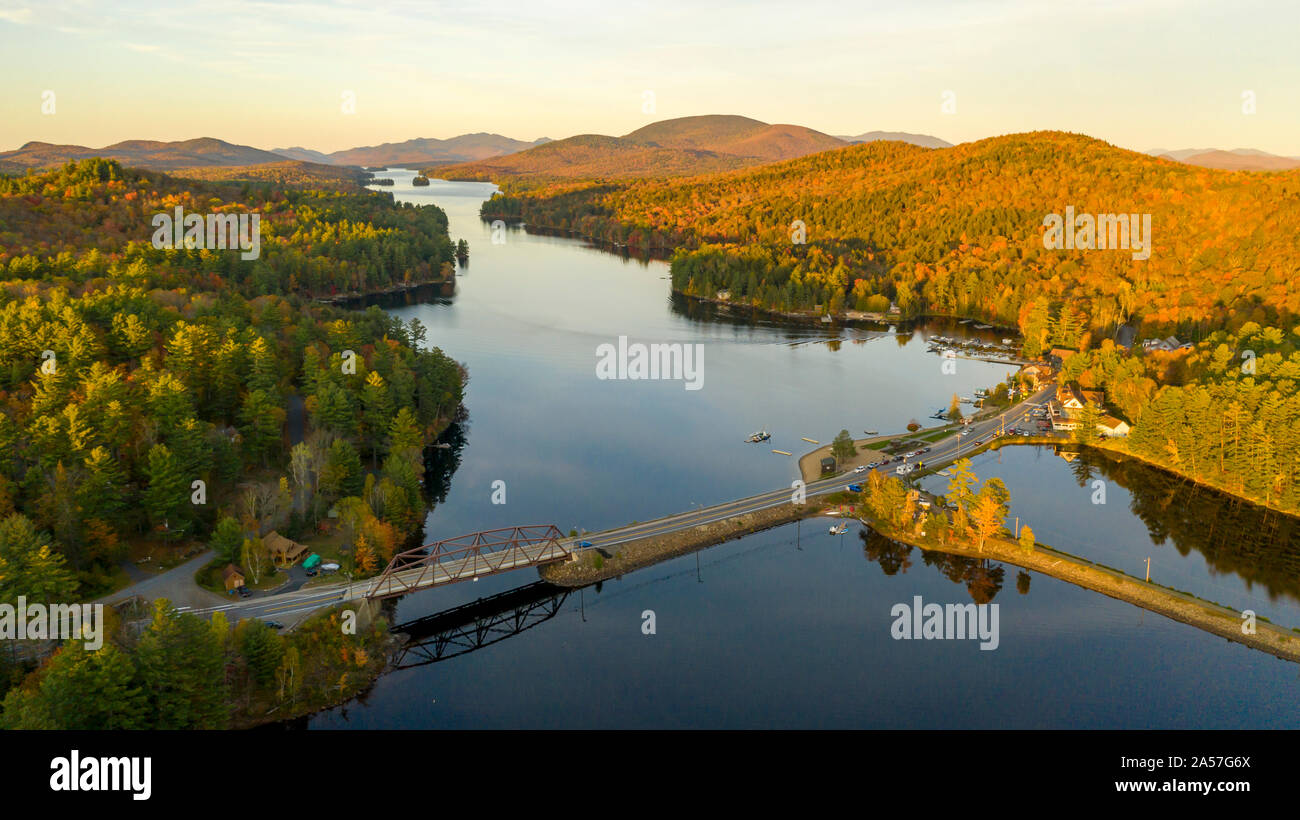 Le foglie stanno cambiando in autunno lungo il lago e sulle cime a lungo lago Foto Stock