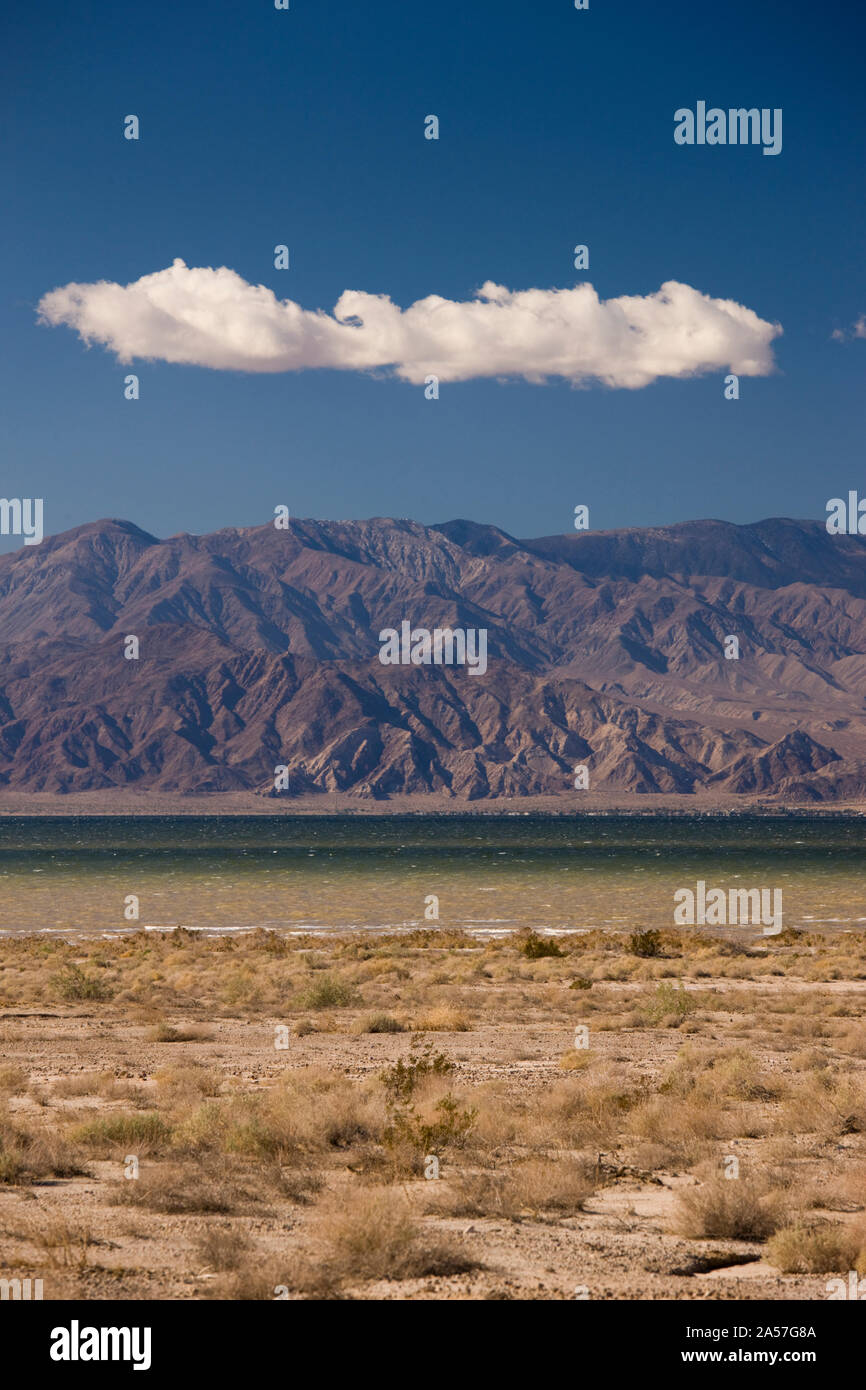 Mare con una catena montuosa, Salton Sea, Bombay Beach, Imperial County, California, Stati Uniti d'America Foto Stock