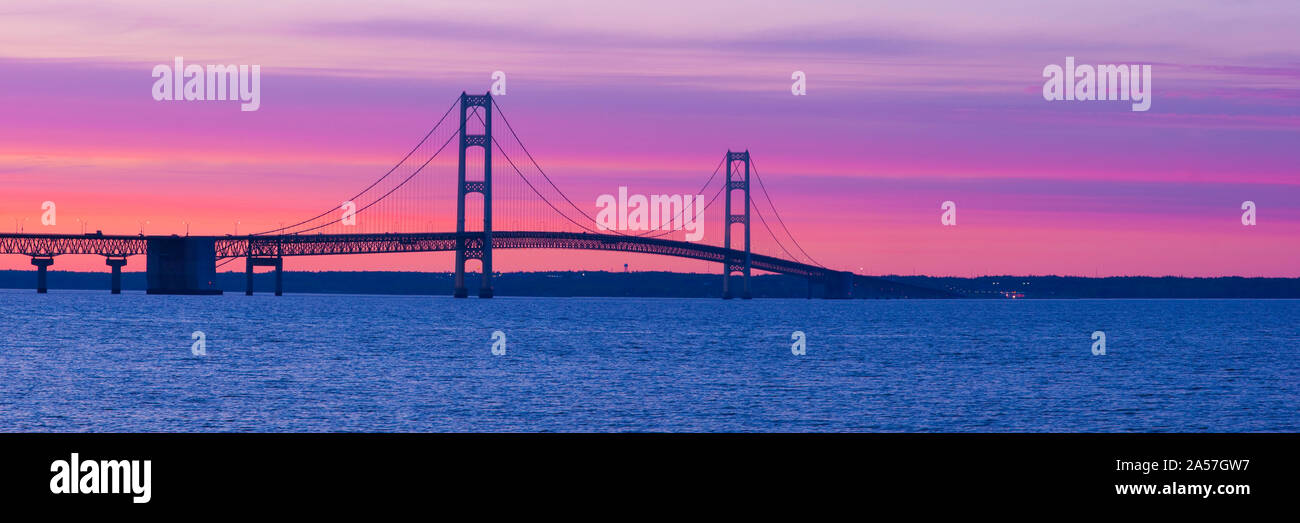 Silhouette di un ponte di sospensione al tramonto, ponte Mackinac, Michigan, Stati Uniti d'America Foto Stock