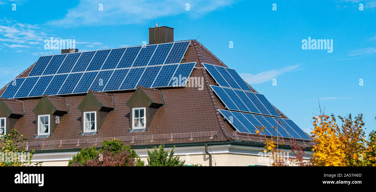 Casa residenziale con pannello solare Foto Stock