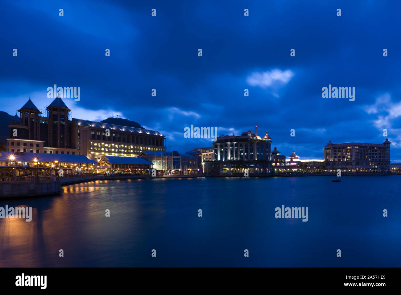 Edifici presso il lungomare illuminato fino al crepuscolo, Caudan Waterfront, Port Louis, Maurizio Foto Stock Edifici presso il lungomare illuminato fino al crepuscolo, Caudan Waterfront, Port Louis, Maurizio Foto Stock
