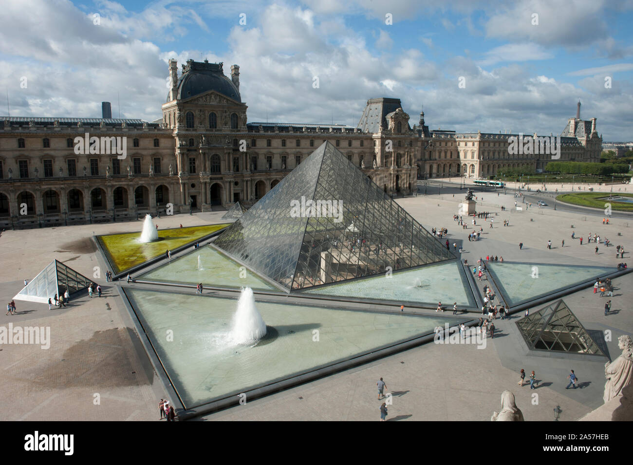 Piramide di fronte a un museo, la Piramide del Louvre, il Musee du Louvre, 1° Arrondissement di Parigi, Parigi, Ile-de-France, Francia Foto Stock