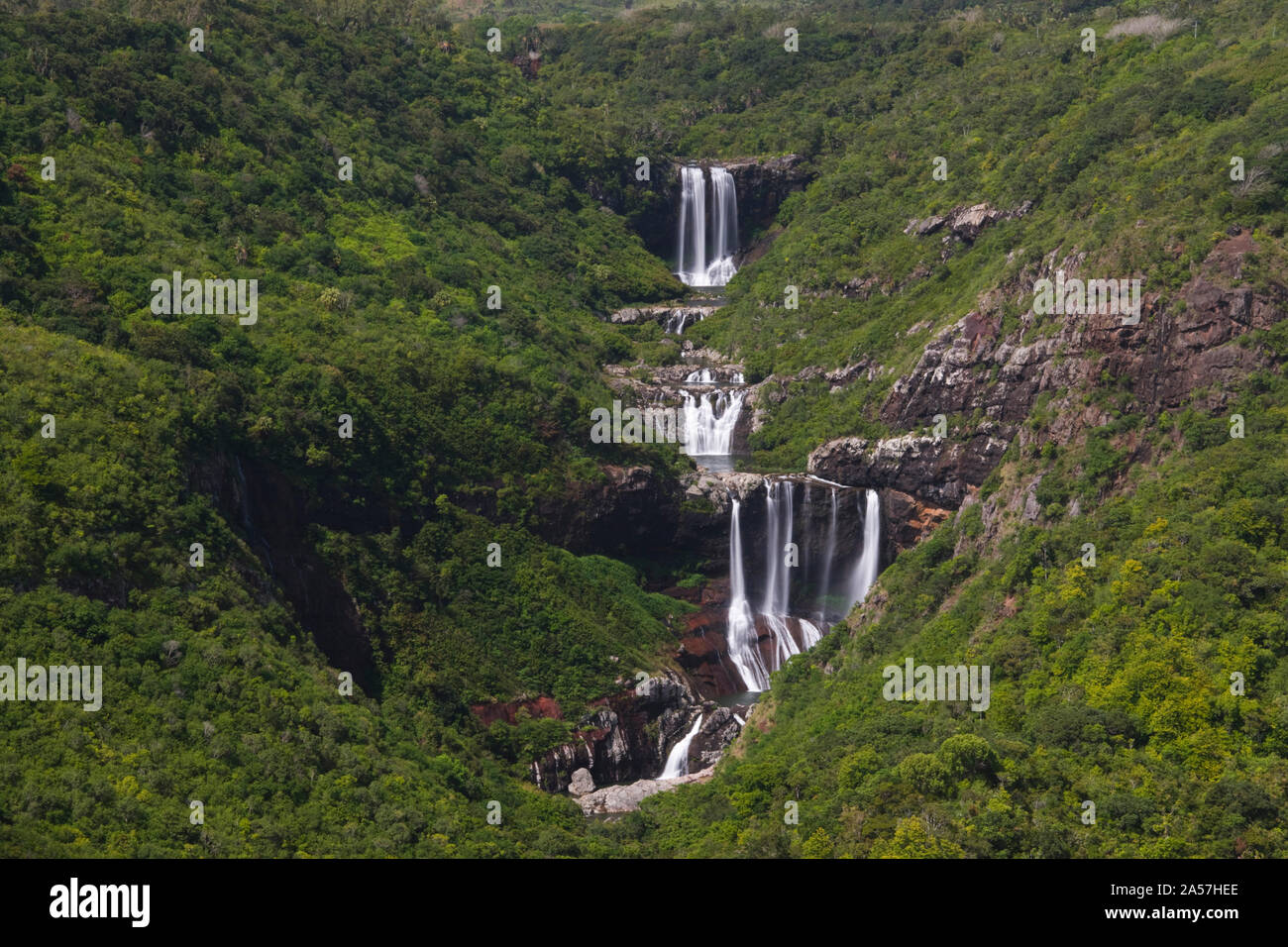 Basso angolo vista di una cascata, le cadute tamarindo, Mare Aux Vacoas, Mauritius Foto Stock