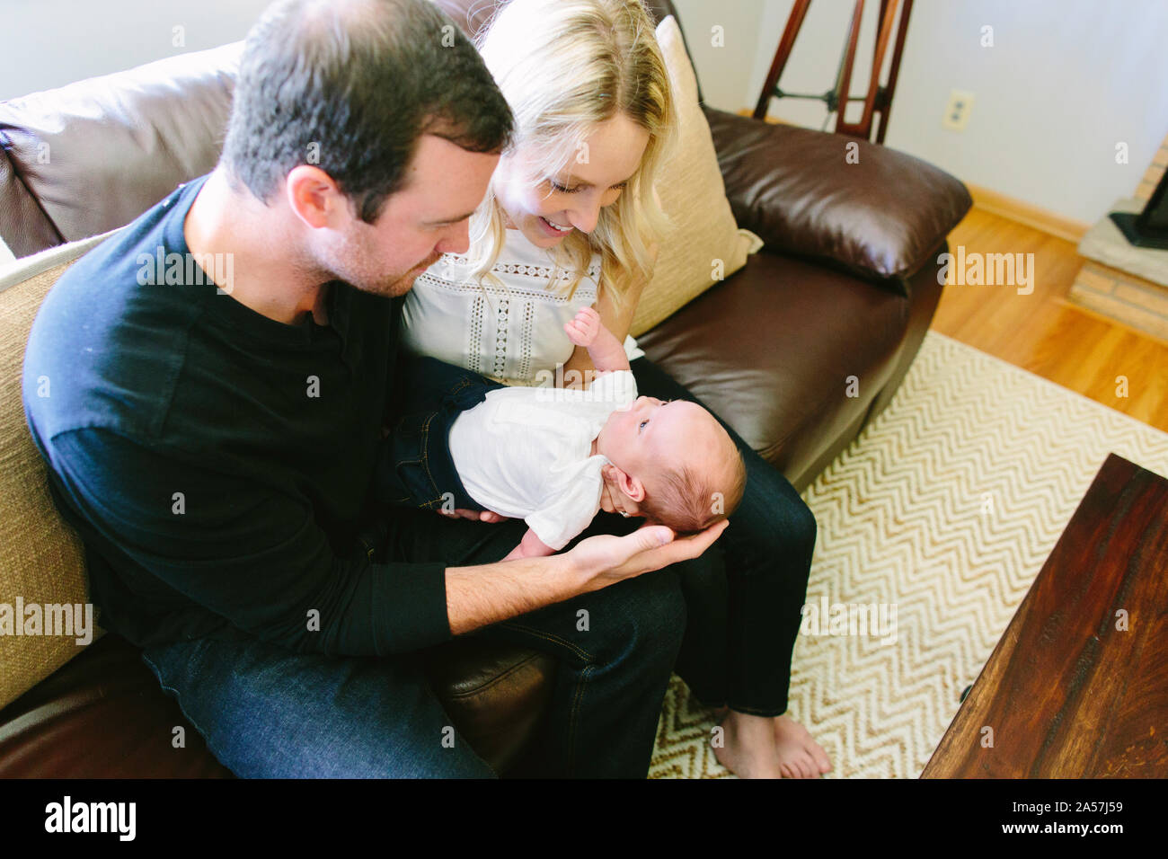 Vista da sopra del primo tempo genitori mantenendo le loro neonato figlio Foto Stock