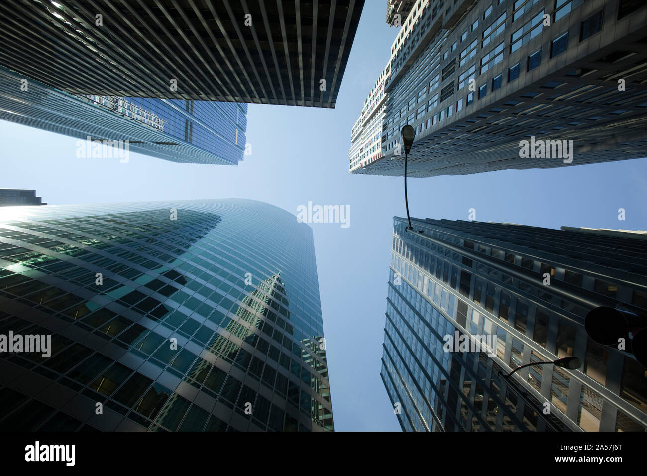 Basso angolo vista dei grattacieli, Chicago, Cook County, Illinois, Stati Uniti d'America Foto Stock