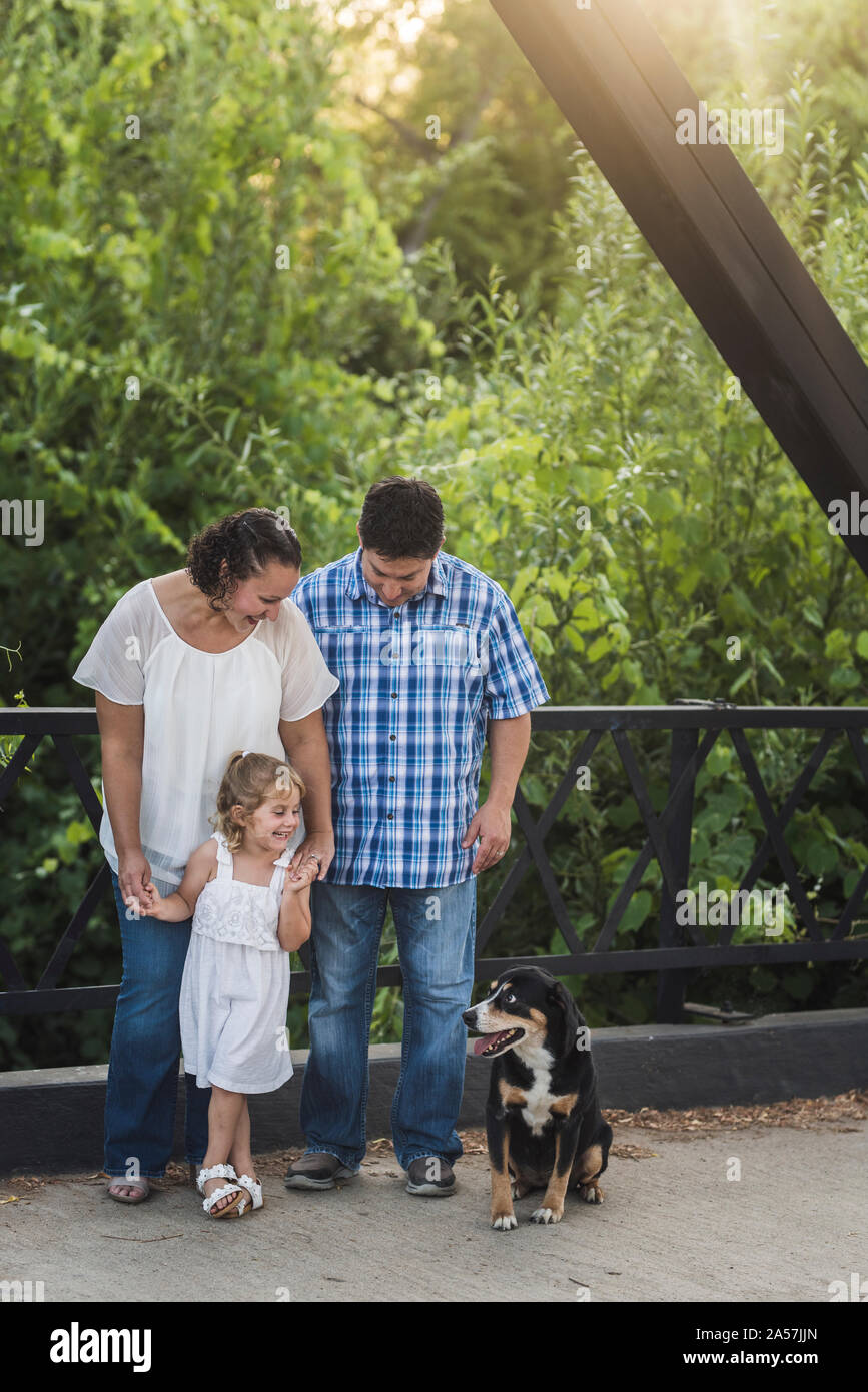 Gioiosa famiglia ridere del cane su Steele Canyon Bridge Foto Stock
