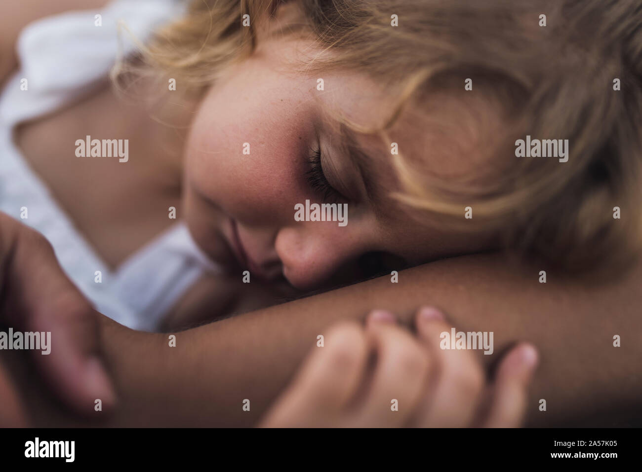 Preziosa 4 yr old girl addormentato nella madre di braccia - B/W Foto Stock