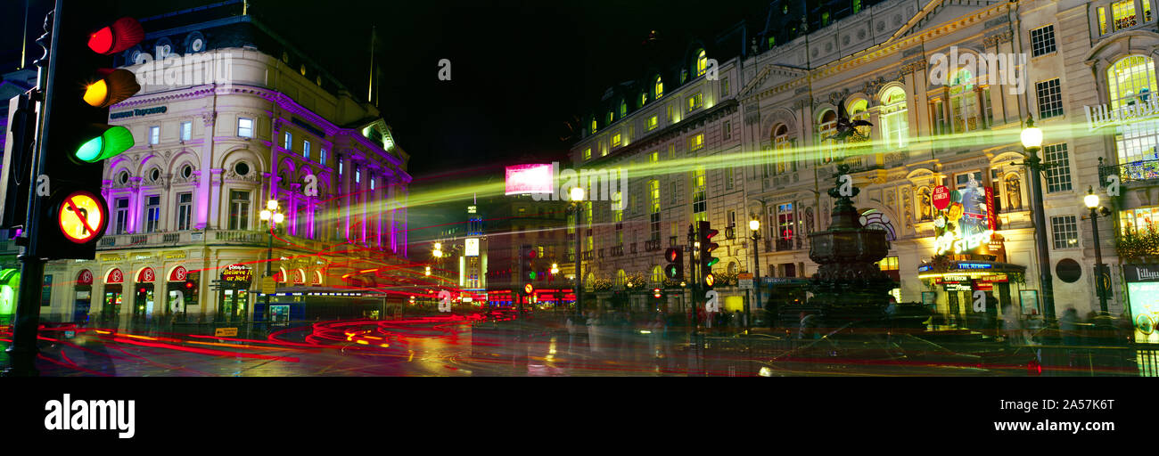 Edifici illuminata di notte, Piccadilly Circus a Londra, Inghilterra Foto Stock