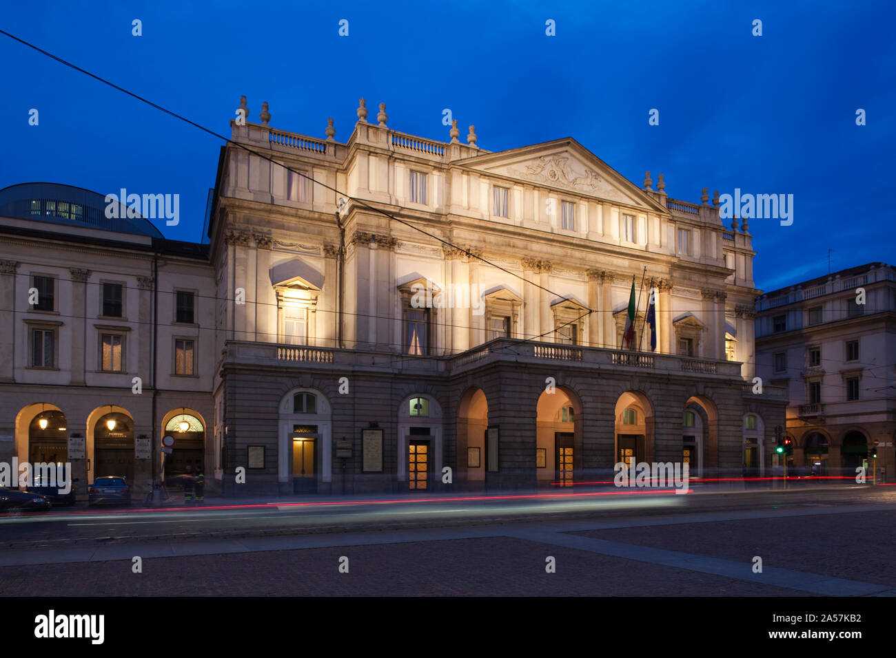 Facciata di un'opera house al tramonto, il Teatro alla Scala di Milano, Lombardia, Italia Foto Stock
