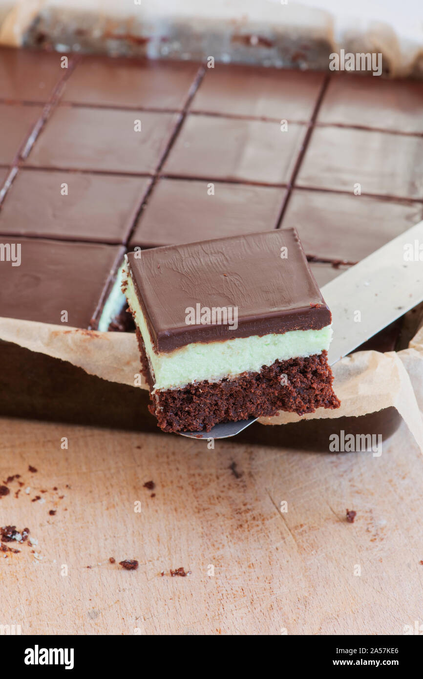 In casa la menta Brownie al cioccolato su uno sfondo di legno Foto Stock
