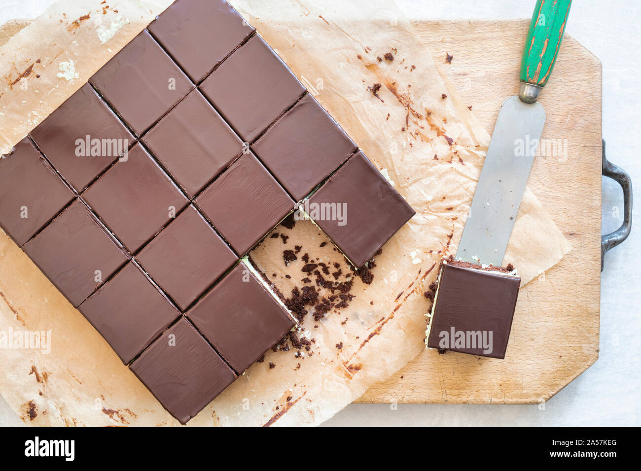 In casa la menta Brownie al cioccolato su uno sfondo di legno Foto Stock
