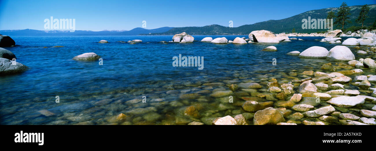 Massi a la costa del lago Tahoe, CALIFORNIA, STATI UNITI D'AMERICA Foto Stock