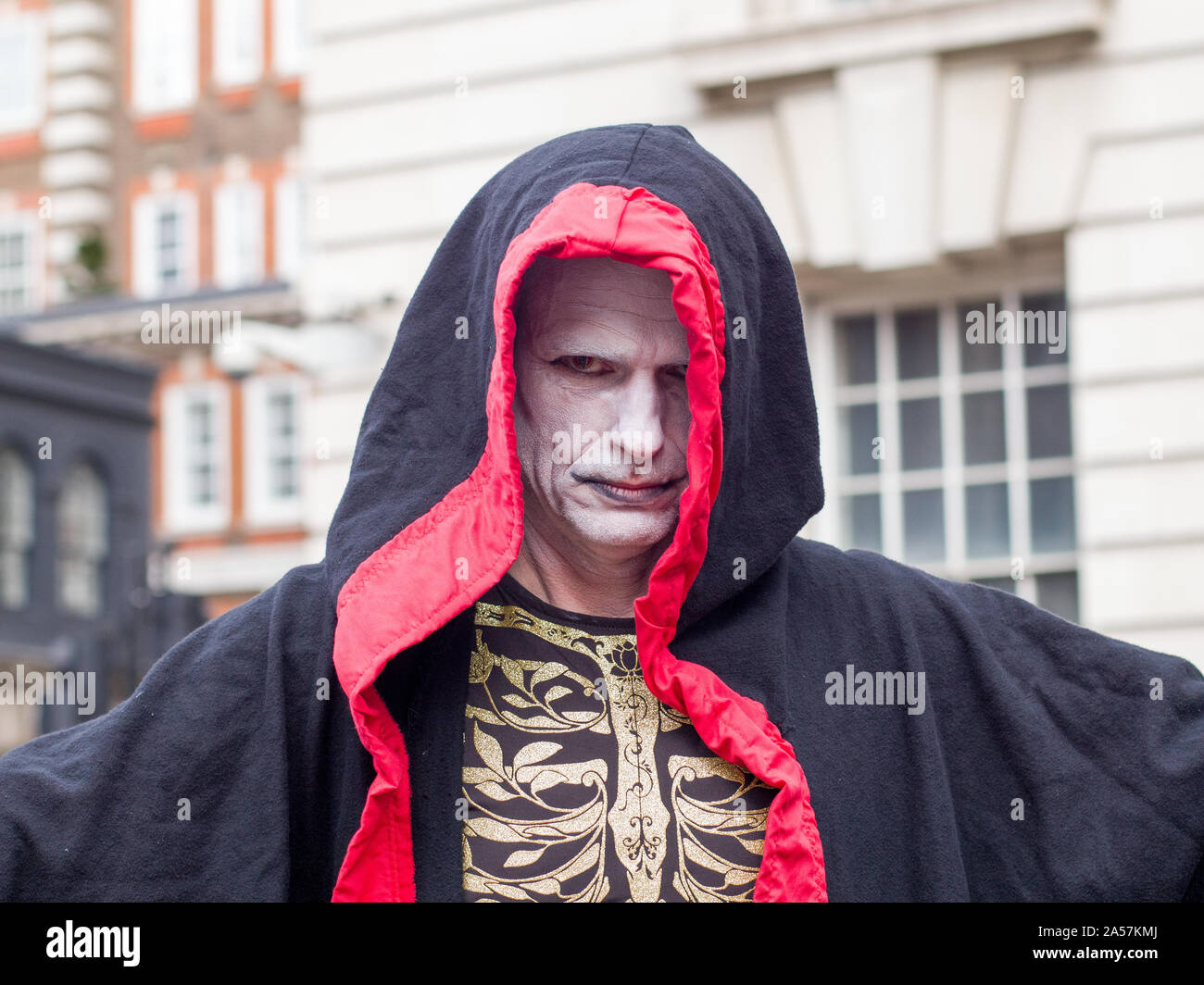 Whitehall, Londra, Regno Unito. Il 18 ottobre 2019. Gli attivisti ambientali estinzione della ribellione, compresi rosso della ribellione, famiglie e bambini piccoli di protesta lungo Whitehall per raggiungere fuori dalle porte di Downing Street. Gli attivisti di cantare e tenere le mani che sono dipinte di rosso per simboleggiare il sangue. I manifestanti richiedono una decisa azione dal governo del Regno Unito la globale crisi ambientale. Foto Stock