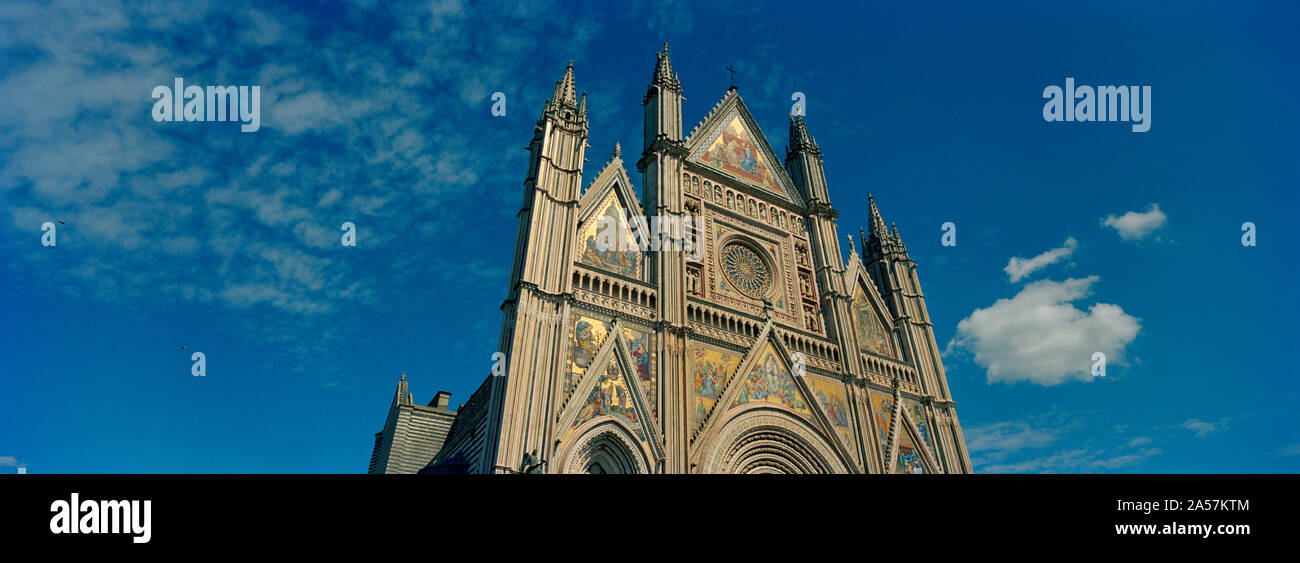 Basso angolo vista di una cattedrale, Duomo di Orvieto Orvieto, Umbria, Italia Foto Stock
