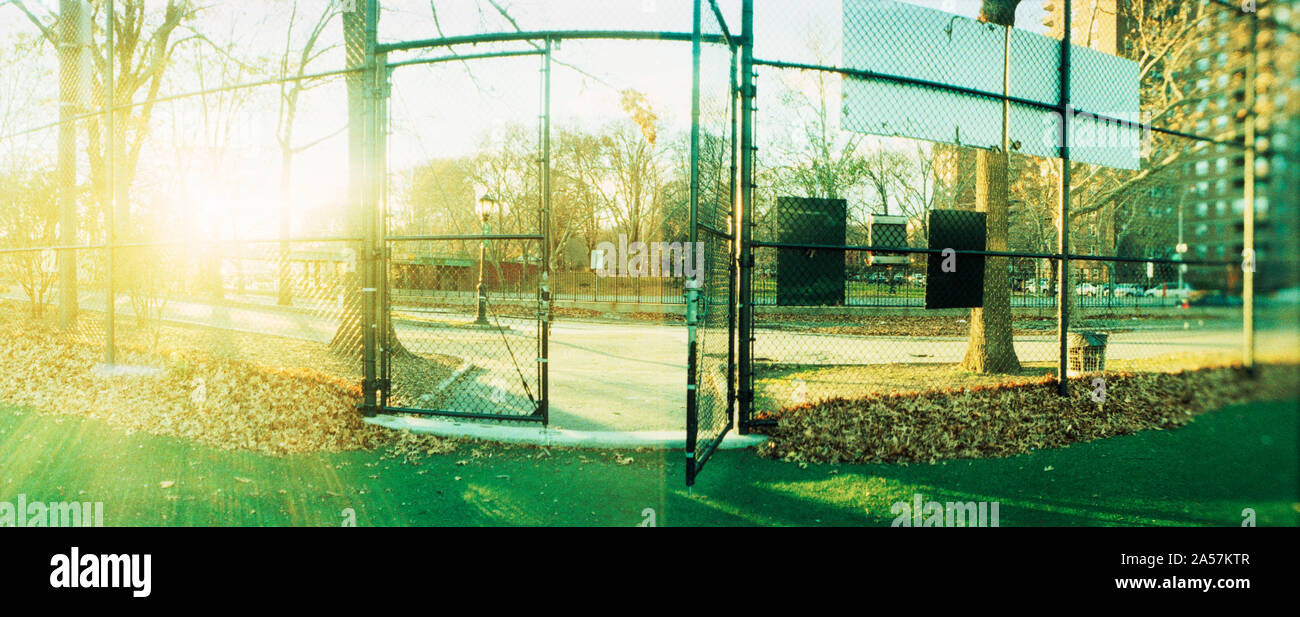 Campo da pallacanestro in un parco, Manhattan, New York City, nello Stato di New York, Stati Uniti d'America Foto Stock