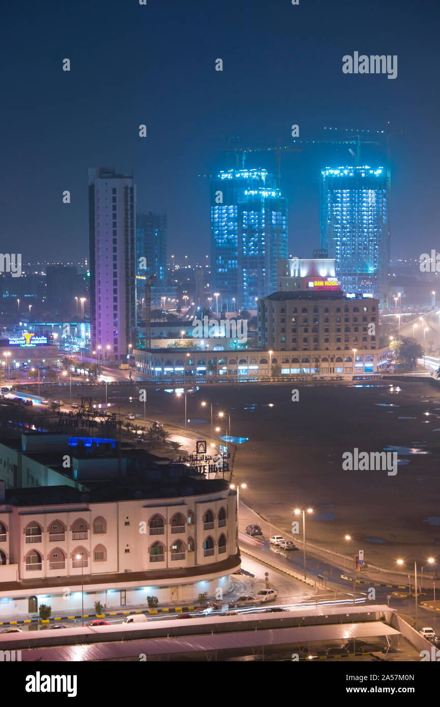 Città accesa fino al crepuscolo, Manama, Bahrain Foto Stock