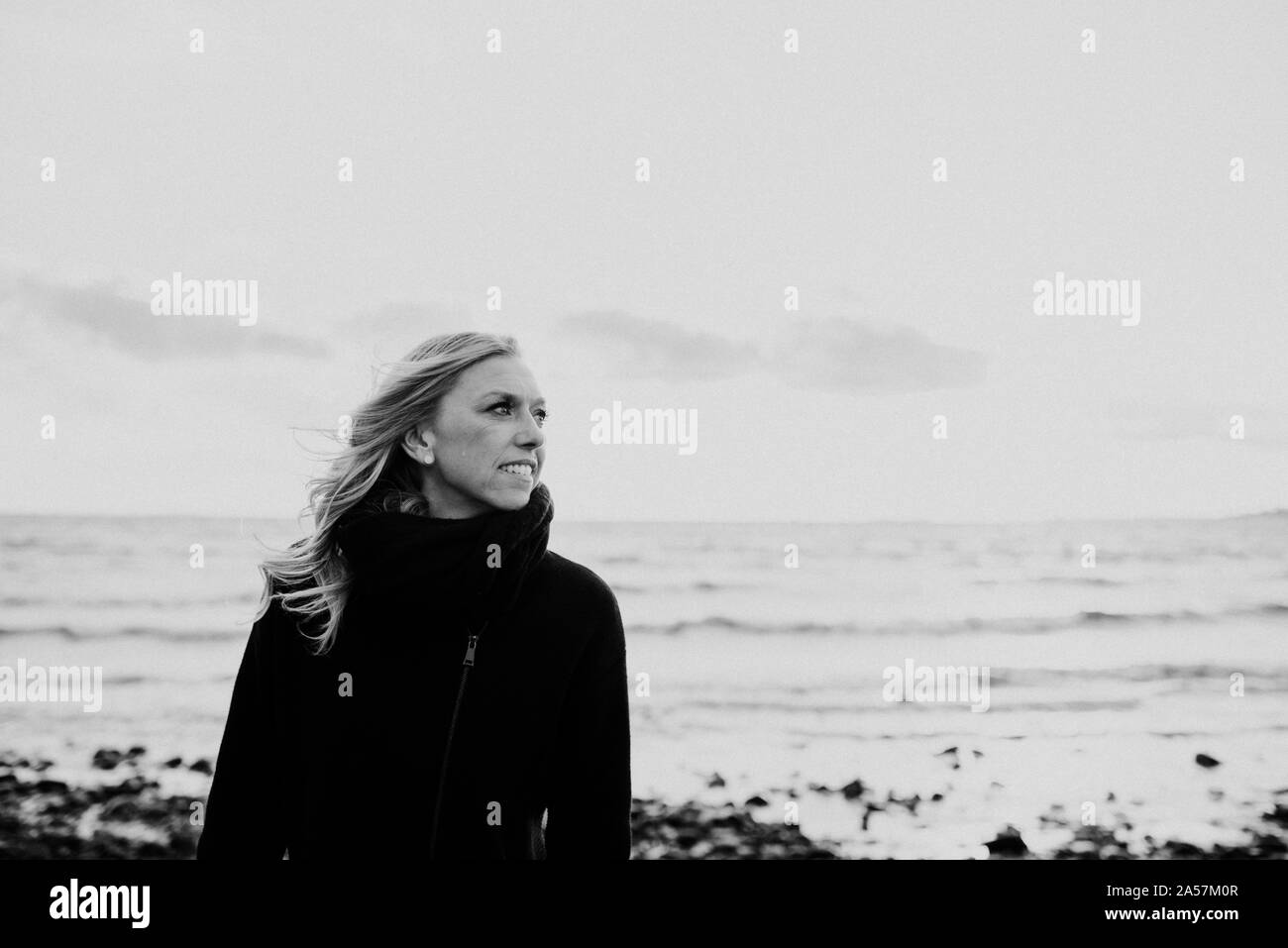 Ritratto di donna sulla spiaggia in inverno Foto Stock Ritratto di donna sulla spiaggia in inverno Foto Stock