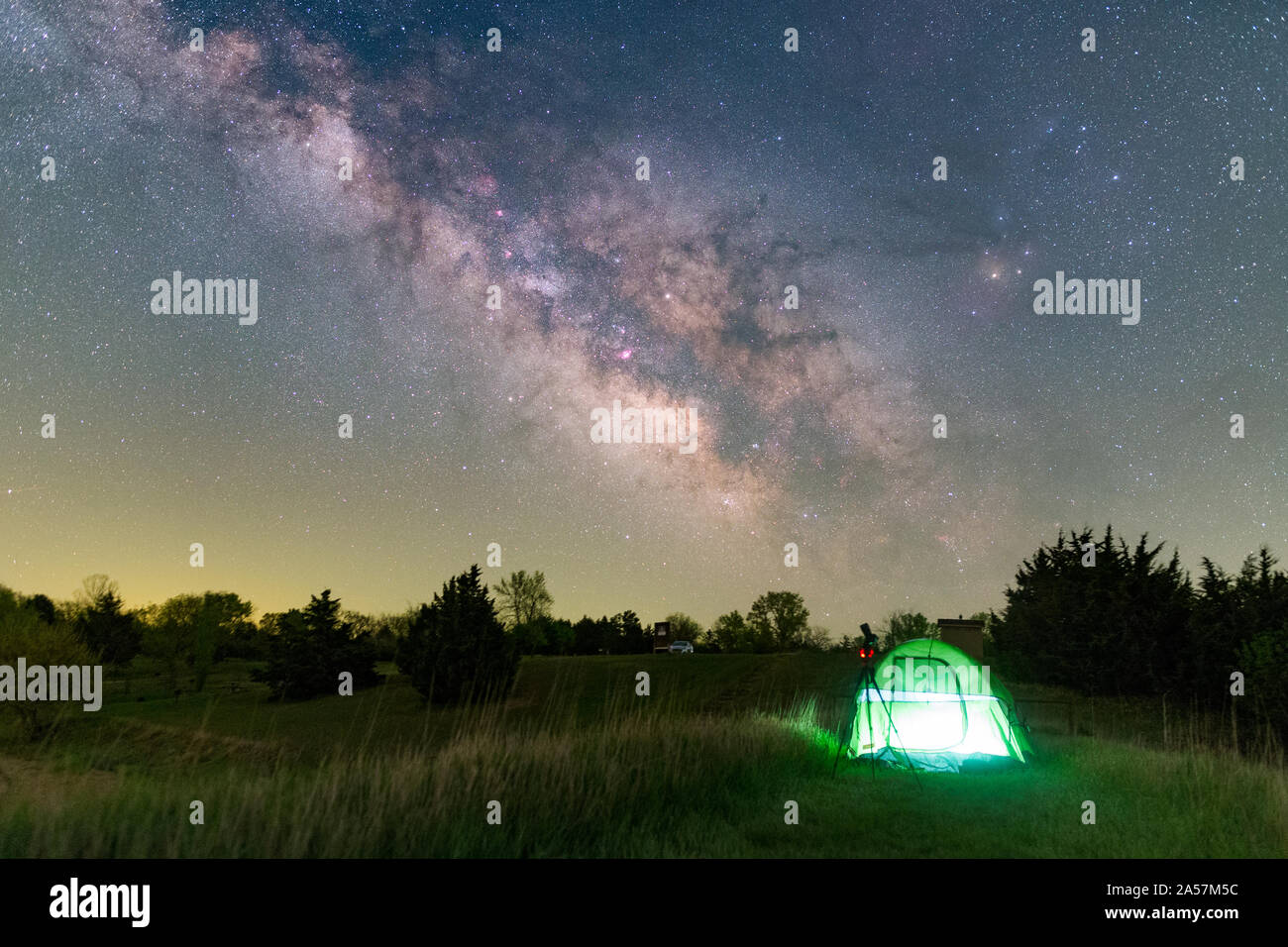 Backcountry camping in una lampada accesa tenda sotto le stelle e la Via Lattea Foto Stock