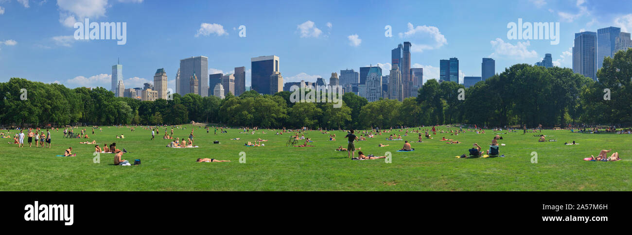 I turisti in appoggio in un parco, Sheep Meadow, Central Park, Manhattan, New York City, nello Stato di New York, Stati Uniti d'America Foto Stock